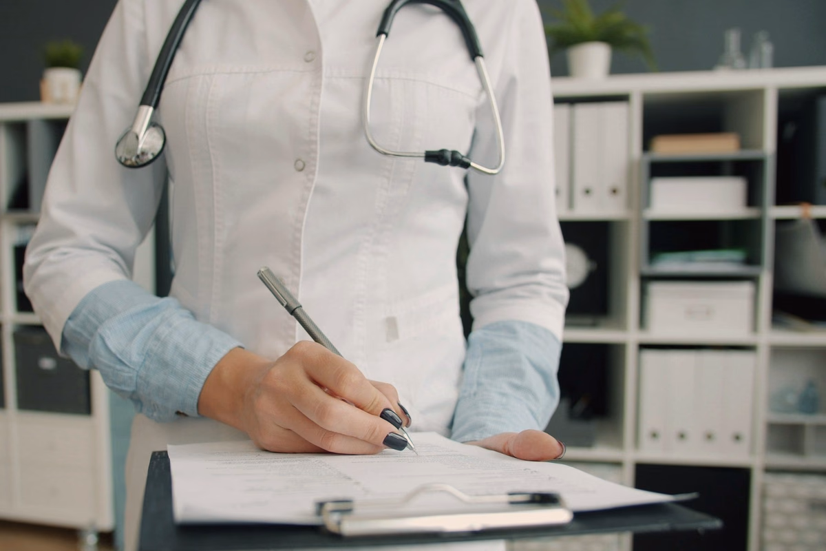 Un professionnel de santé prépare une consultation